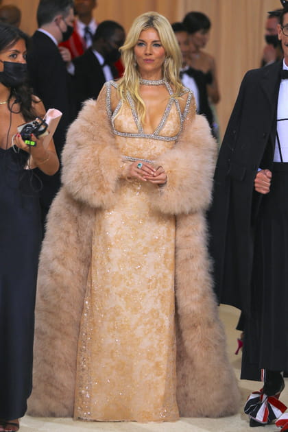 Sienna Miller en manteau en fausse fourrure