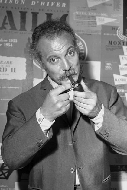 Portrait de Georges Brassens fumant sa pipe, 1966