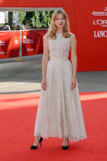 Léa Seydoux en robe longue blanche sans manches