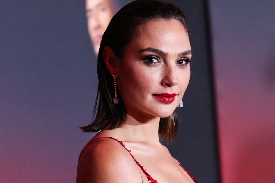 Le carr&eacute; mi-long plaqu&eacute; en arri&egrave;re de Gal Gadot
