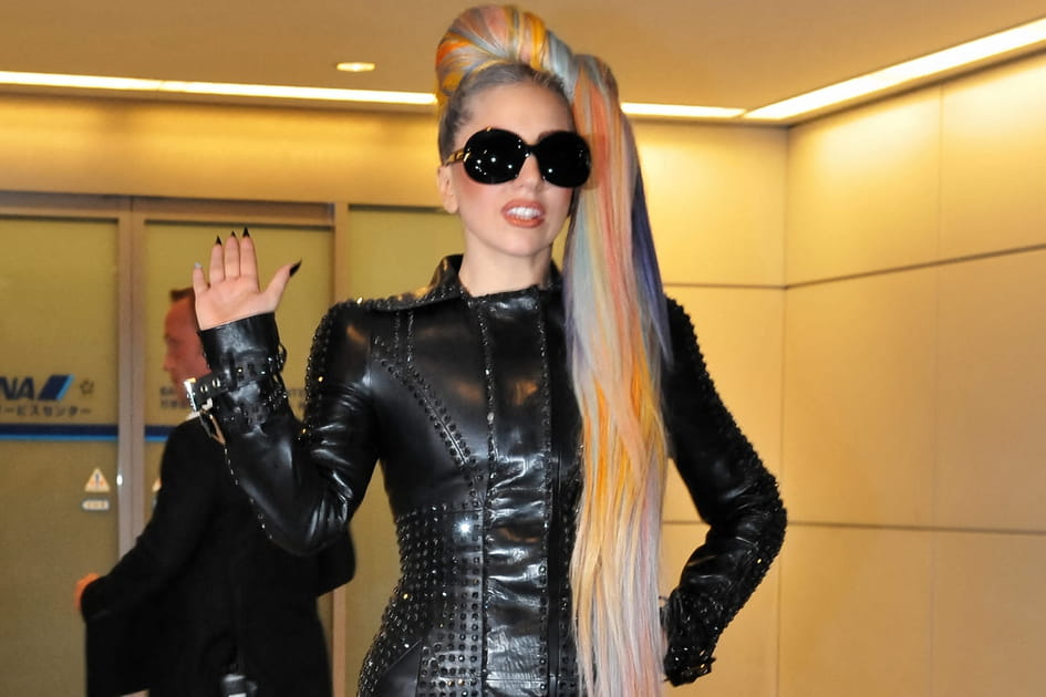La longue chevelure color&eacute;e de Lady Gaga