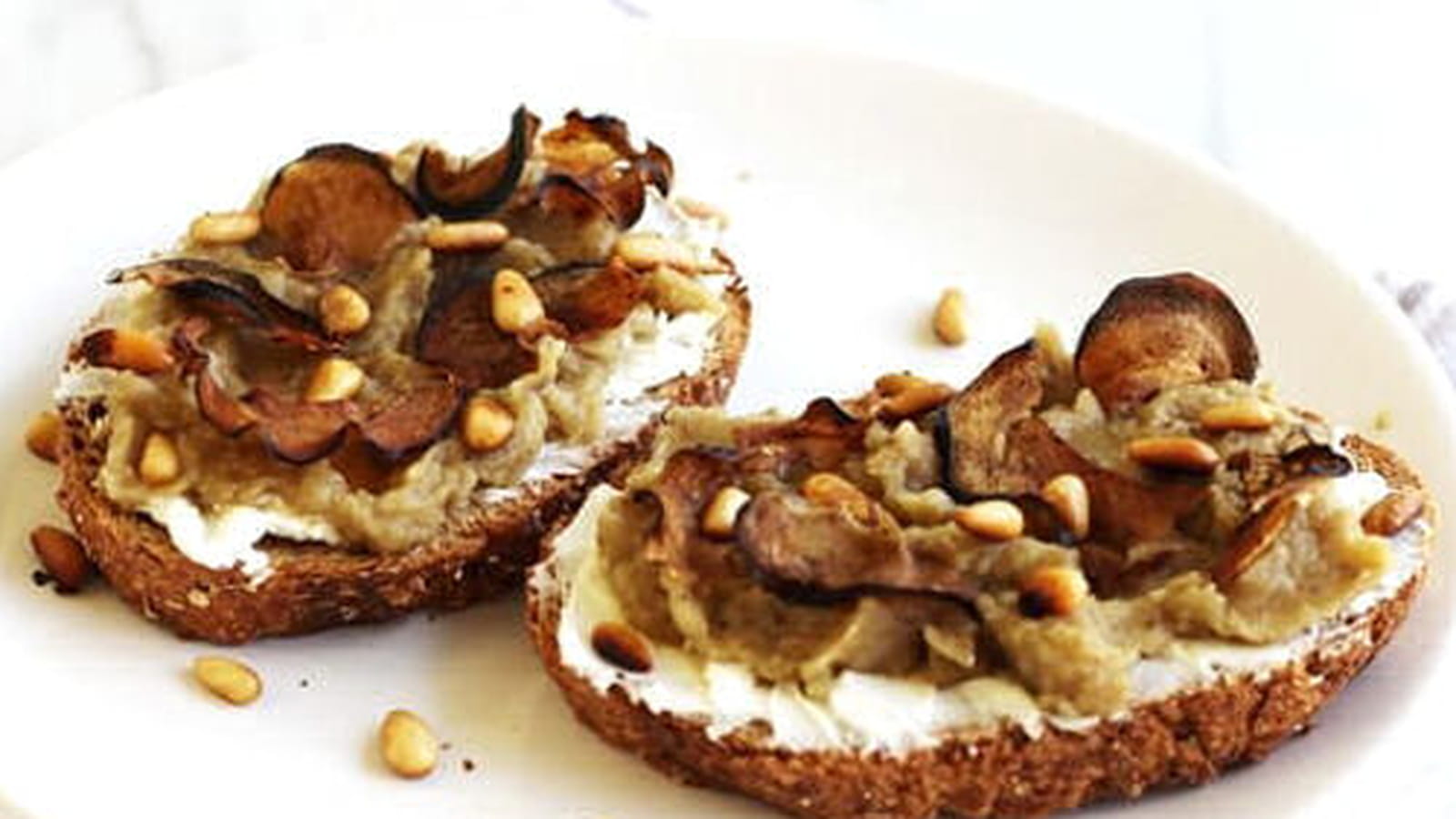 Tartines à l’aubergine, chèvre et miel