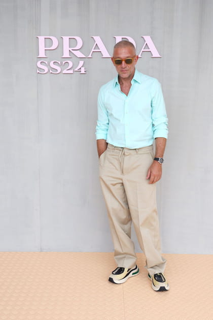 Vincent Cassel en chemise bleue et pantalon beige au d&eacute;fil&eacute; Prada printemps-&eacute;t&eacute; 2024