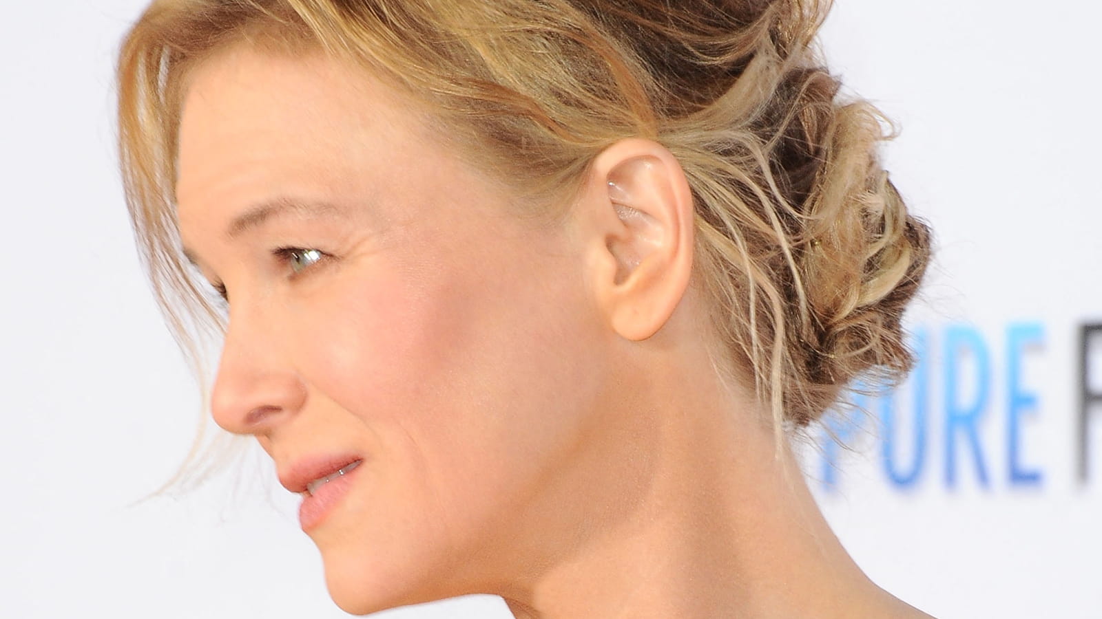 Le chignon faussement négligé de Renée Zellweger