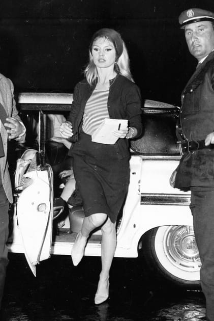 Brigitte Bardot en jupe et gilet noirs avec un bandeau