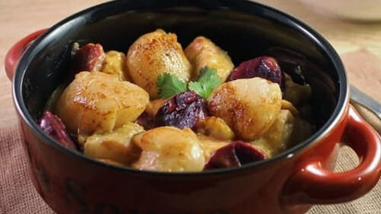 Cassolette de Saint-Jacques, saumon, cabillaud, carottes violettes et safran