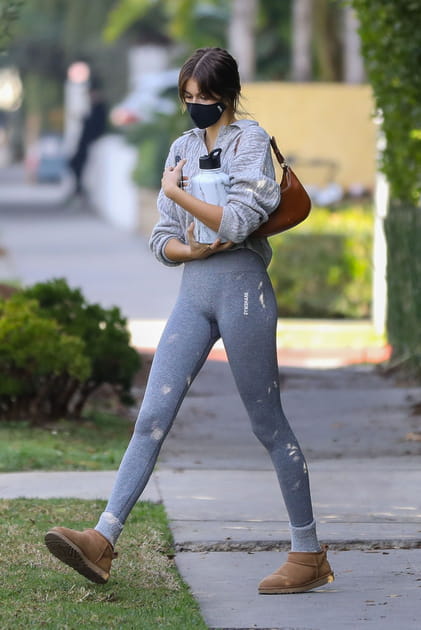 Kaia Gerber en sweat col polo