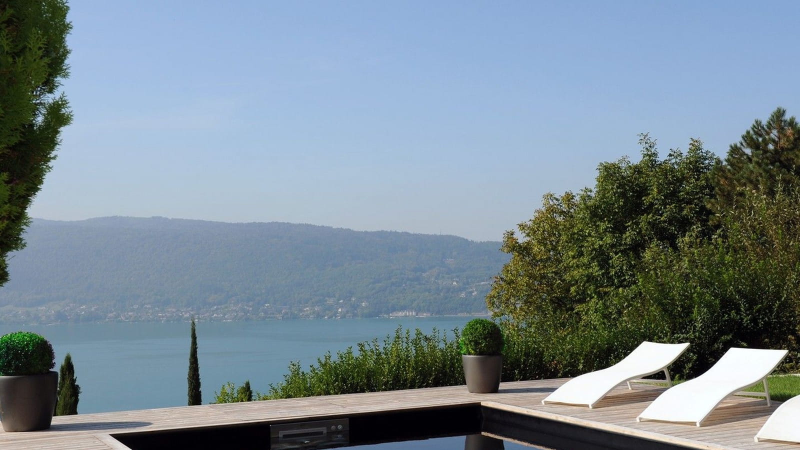 Une piscine carrée pour une pause farniente 