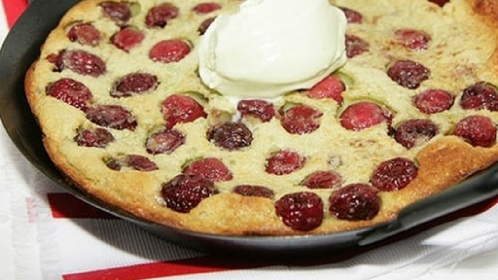 Clafoutis poêlé aux cerises et pistache