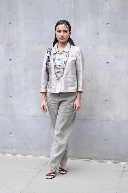 Clotilde Esposito​​​​​​​ en chemisier &agrave; boutons et pantalon clair ample au d&eacute;fil&eacute; Emporio Armani