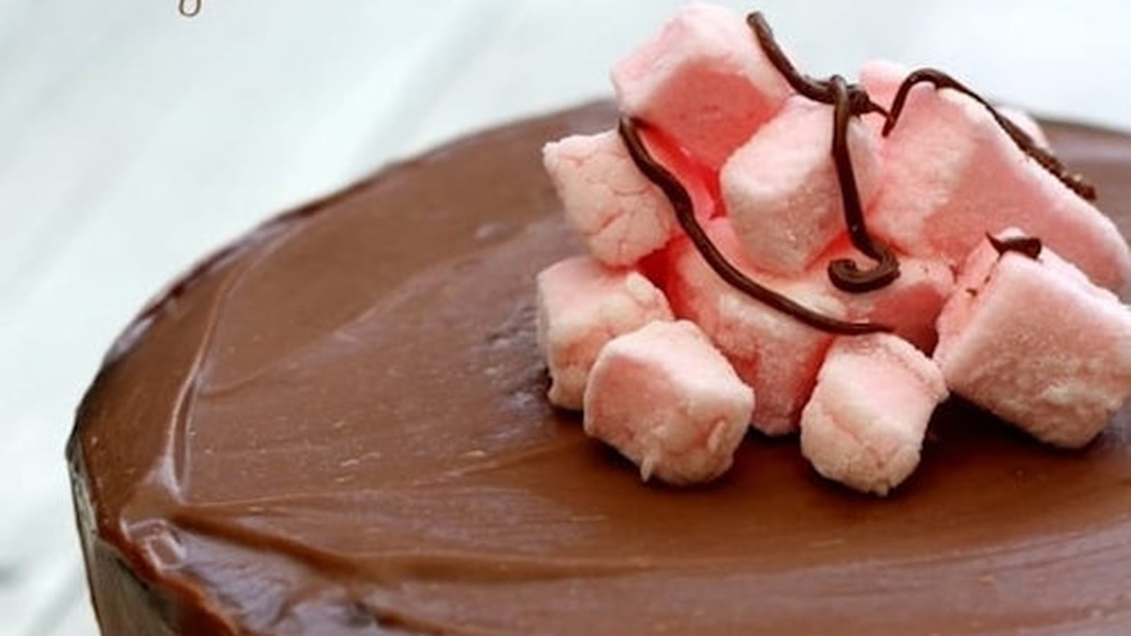 Gâteau de fête au chocolat et guimauve à la fraise