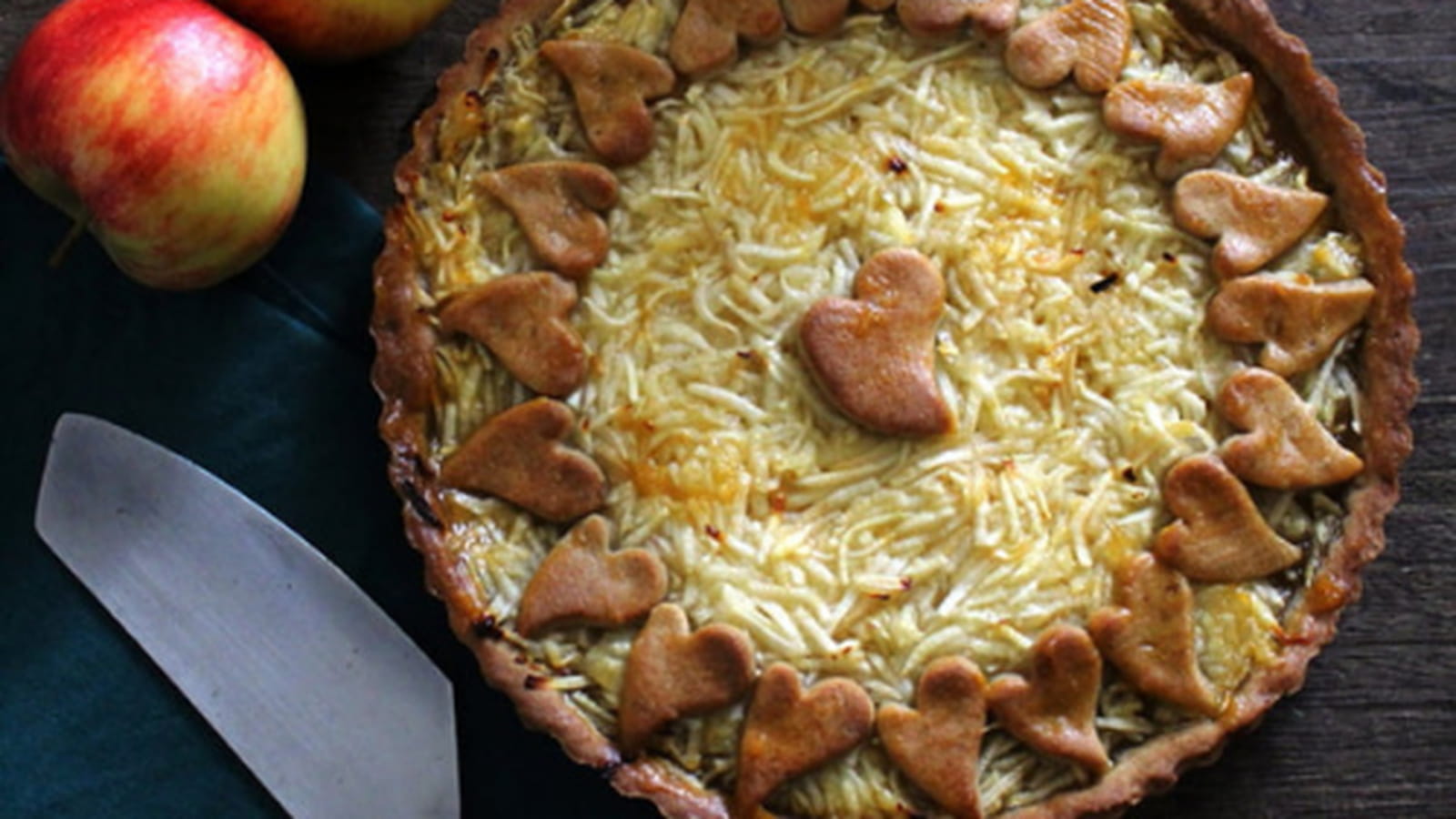 Tarte à la compote d'abricots et pommes râpées