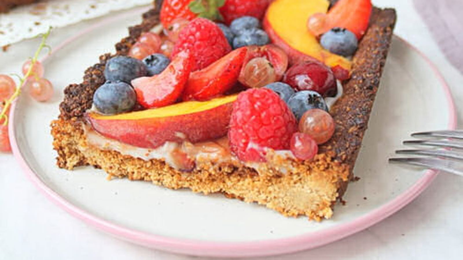 Tarte aux fruits d'été, flocons d'avoine et yaourt coco (vegan)