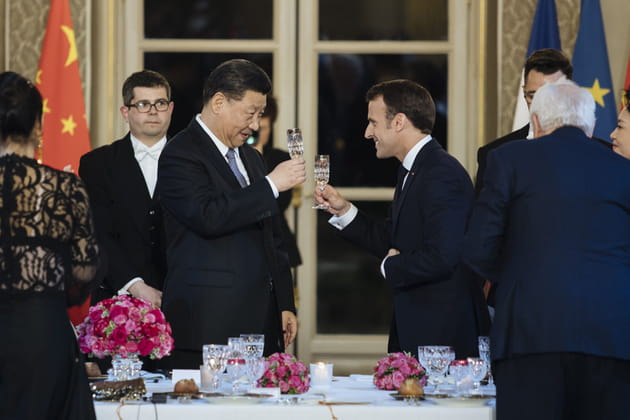 Xi Jinping et Emmanuel Macron trinquent &agrave; l'Elys&eacute;e