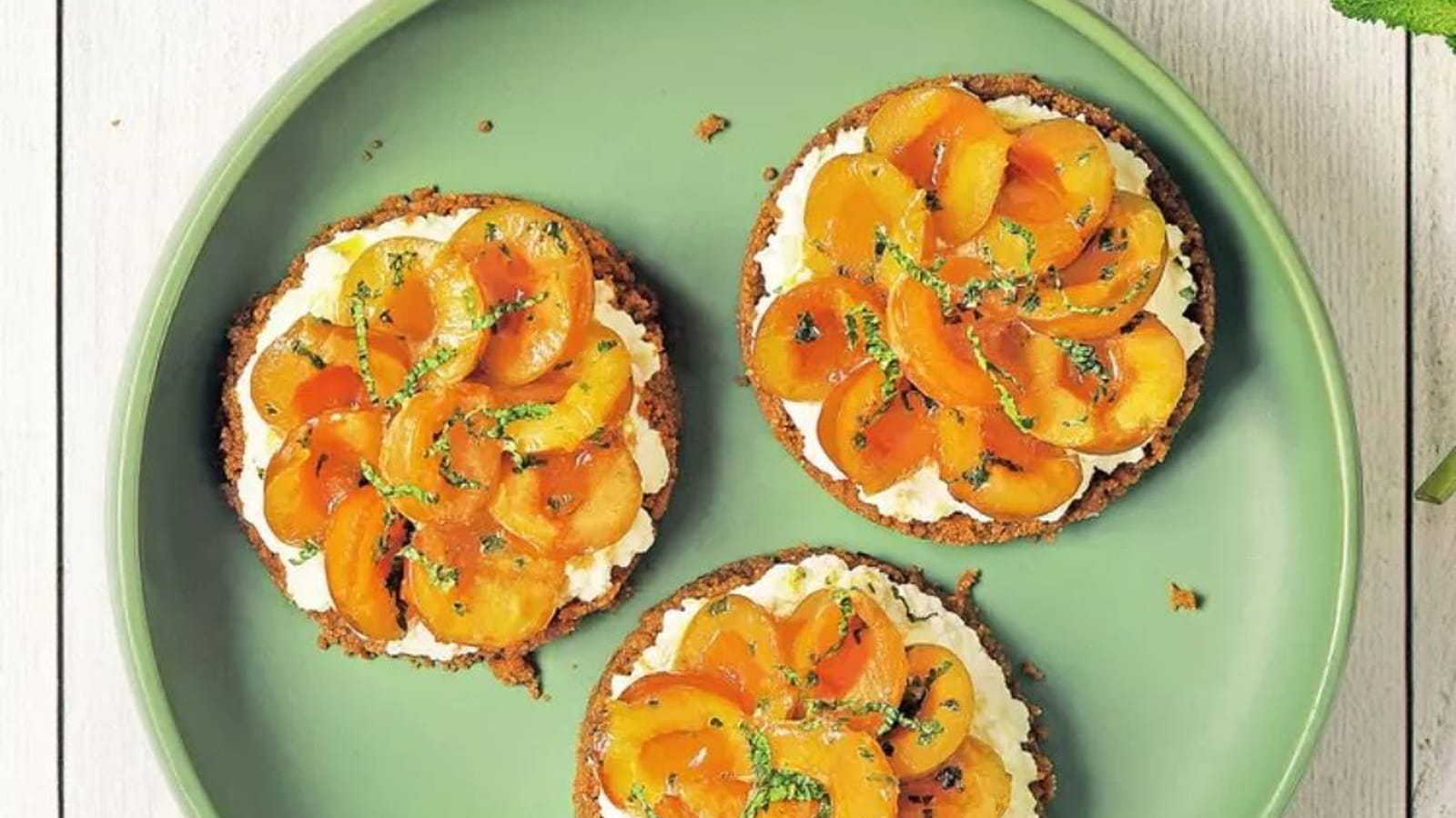 Tartelettes de Mirabelles de Lorraine sans four, au beurre de menthe, brousse et Spéculoos