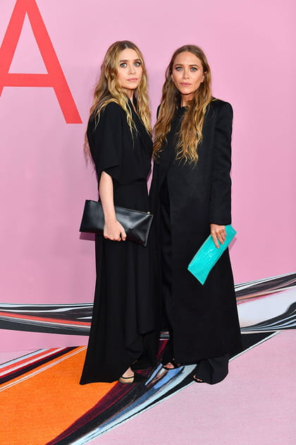 Ashley Olsen en robe cintrée noire, Mary-Kate Olsen en long manteau noir