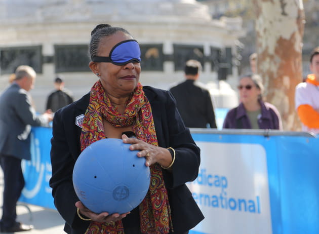 Christiane Taubira, &agrave; l'aveugle pour Handicap International