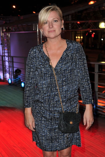 Anne-Elisabeth Lemoine en robe courte imprim&eacute;e