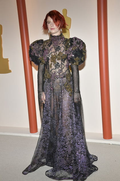 Jessie Buckley&nbsp;en robe noire transparente &agrave; &eacute;paulettes bouffantes XXL Rodarte
