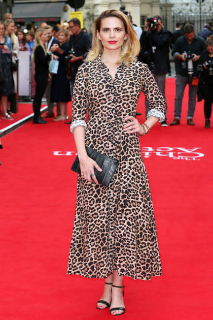 Hayley Atwell en robe chemise l&eacute;opard