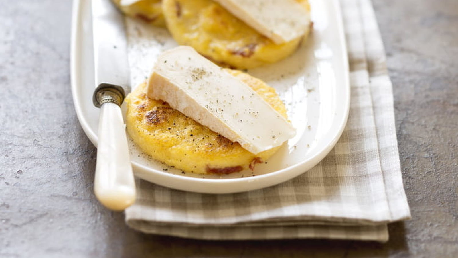 Galette de polenta au reblochon et jambon de Bayonne