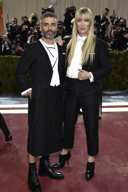Oscar Isaac en Thom Browne et Elvira Lind
