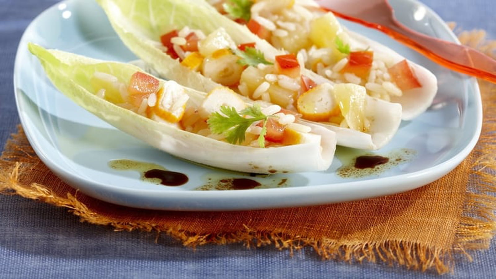 Salade de riz à l'ananas, surimi et endives