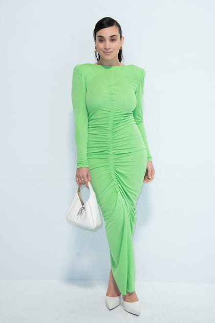 Camelia Jordana en robe longue verte froncée et escarpins blancs pointus au défilé Givenchy