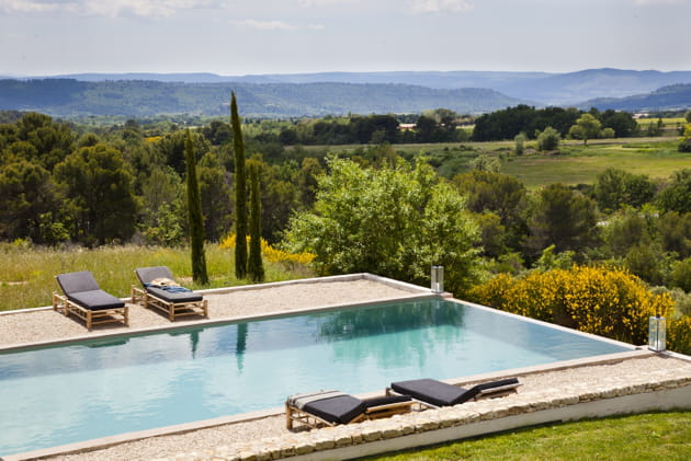Des cypr&egrave;s pour d&eacute;finir le jardin