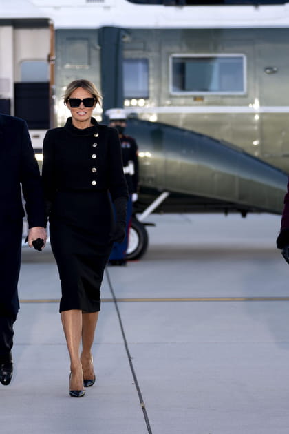 Melania Trump en total look noir et veste boutonnée