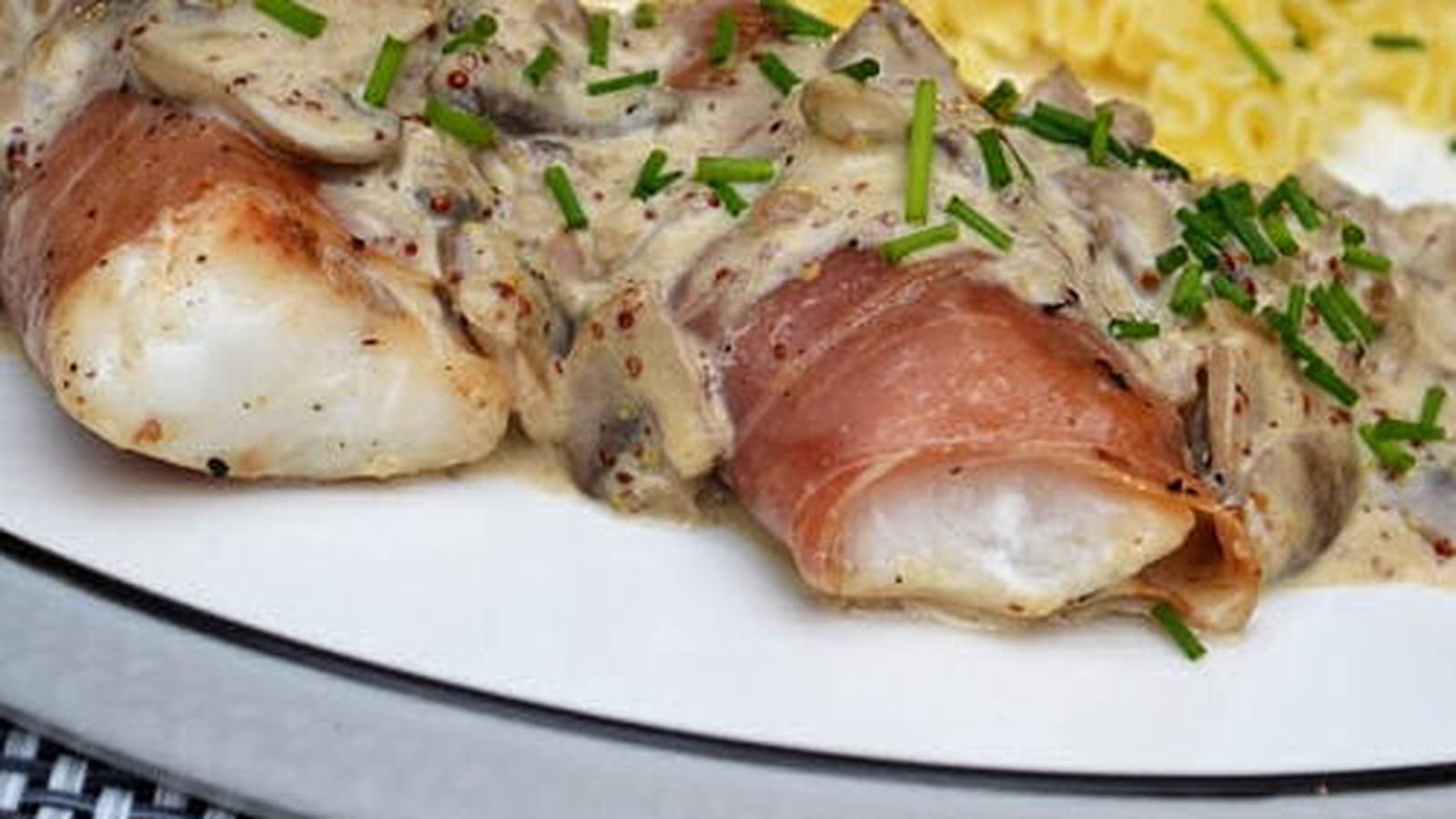 Dos d'églefin au jambon de Bayonne, sauce aux champignons de Paris et moutarde à l'ancienne