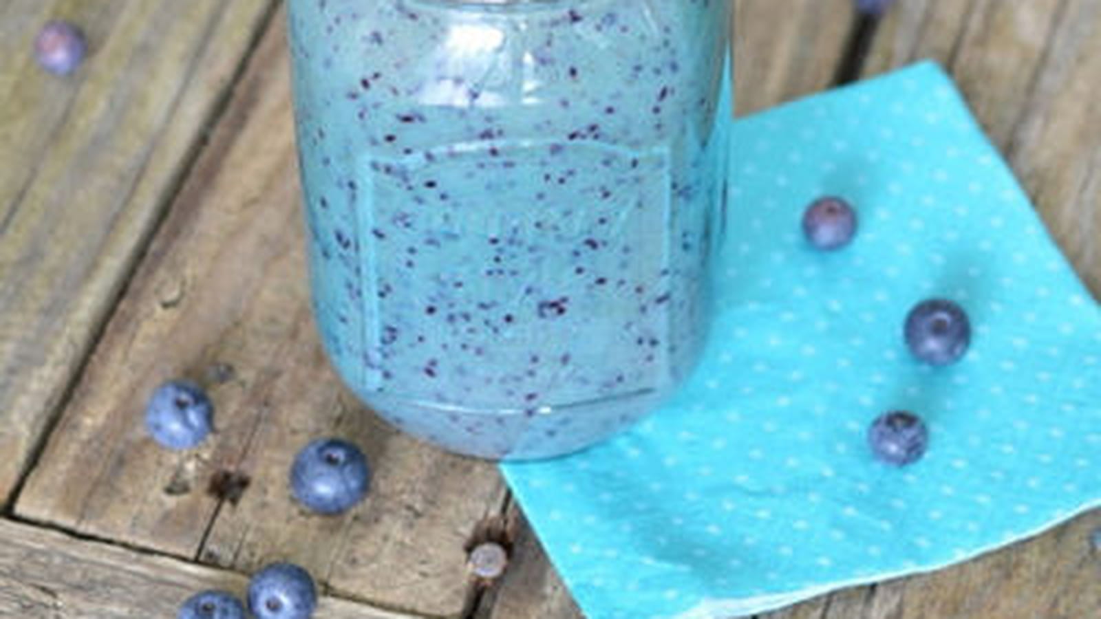 Smoothie banane, myrtille, lait de coco et citron vert