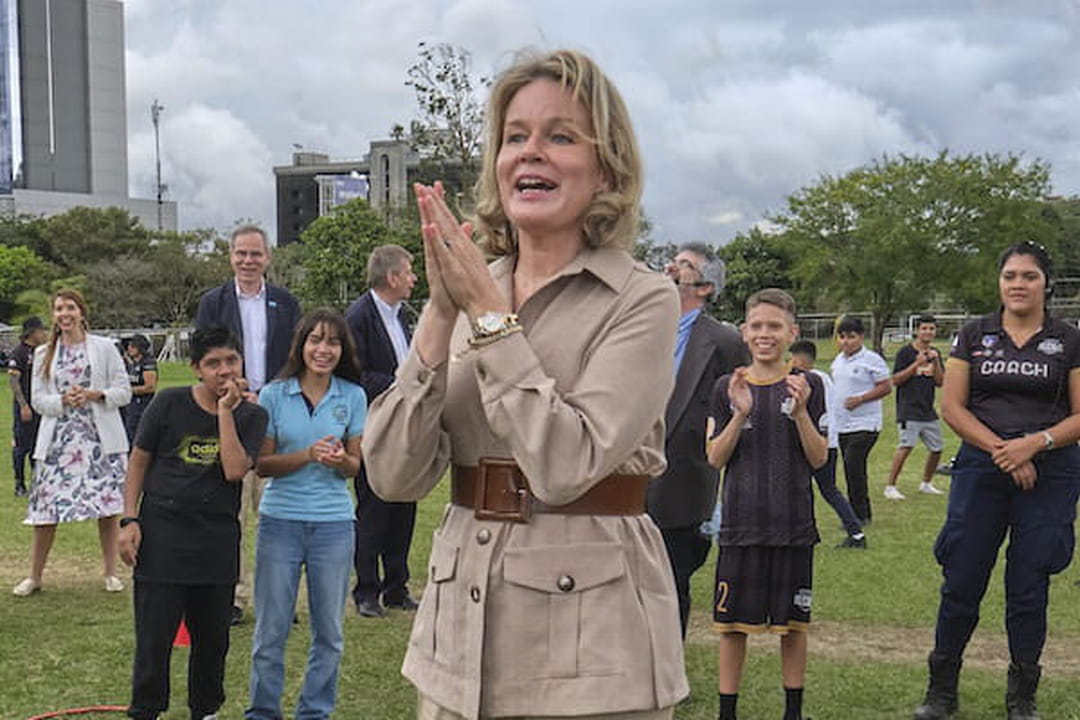 Dans une tenue inspiration safari, Mathilde de Belgique se dévoile ...