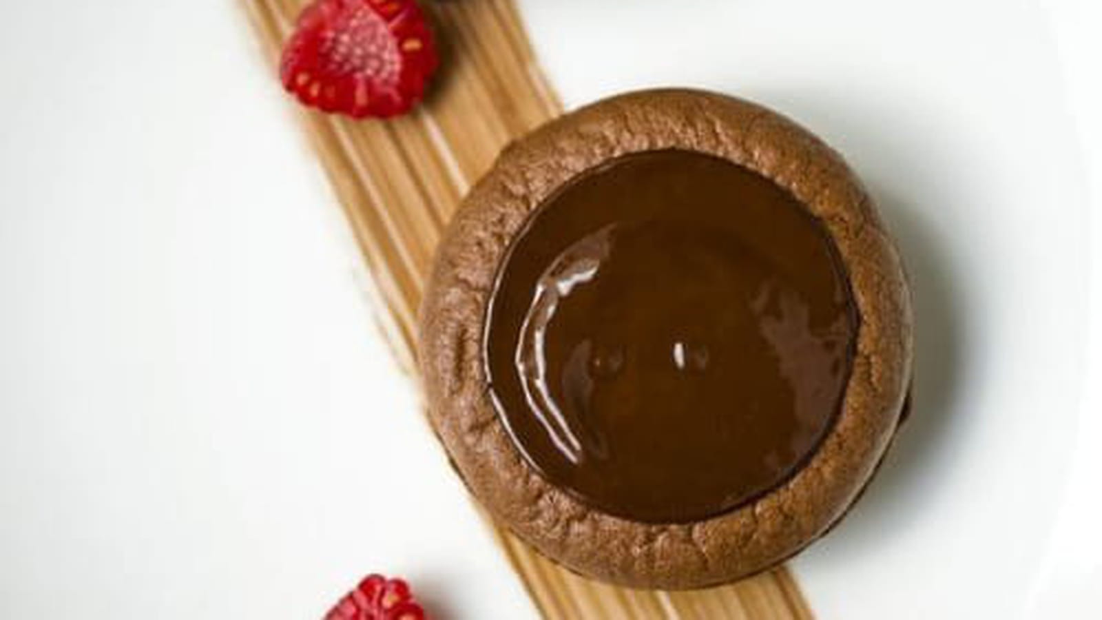 Tarte soufflée chocolat-framboise Clarins par Pierre Hermé