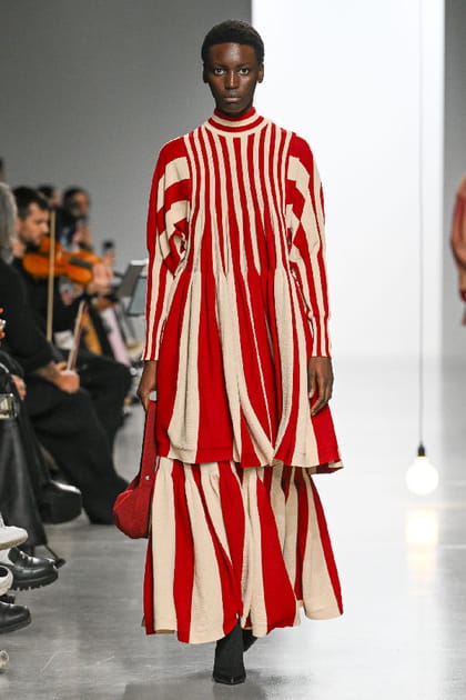 Robe ray&eacute;e &agrave; volant aper&ccedil;ue sur le d&eacute;fil&eacute; CFCL&nbsp;