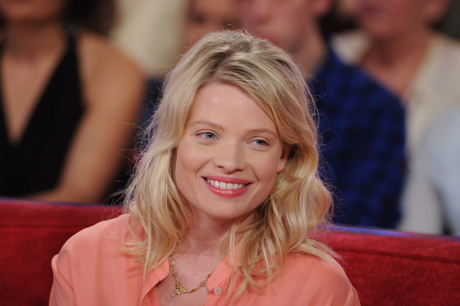 M&eacute;lanie Thierry, branch&eacute;e avec sa raie sur le c&ocirc;t&eacute;