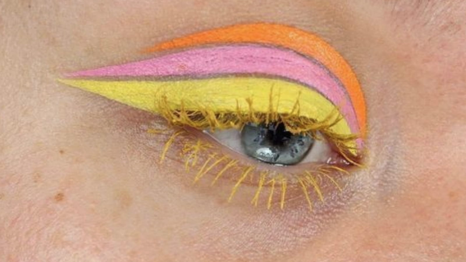 Eyeliner arc-en-ciel