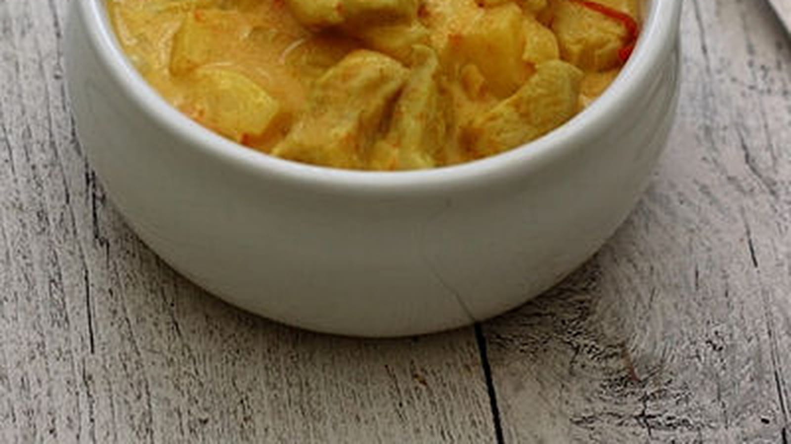 Poulet au curry, lait de coco et pommes