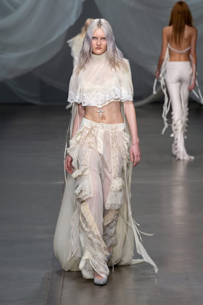 Pantalon et top transparents blancs aper&ccedil;us sur le d&eacute;fil&eacute; Aniye Records