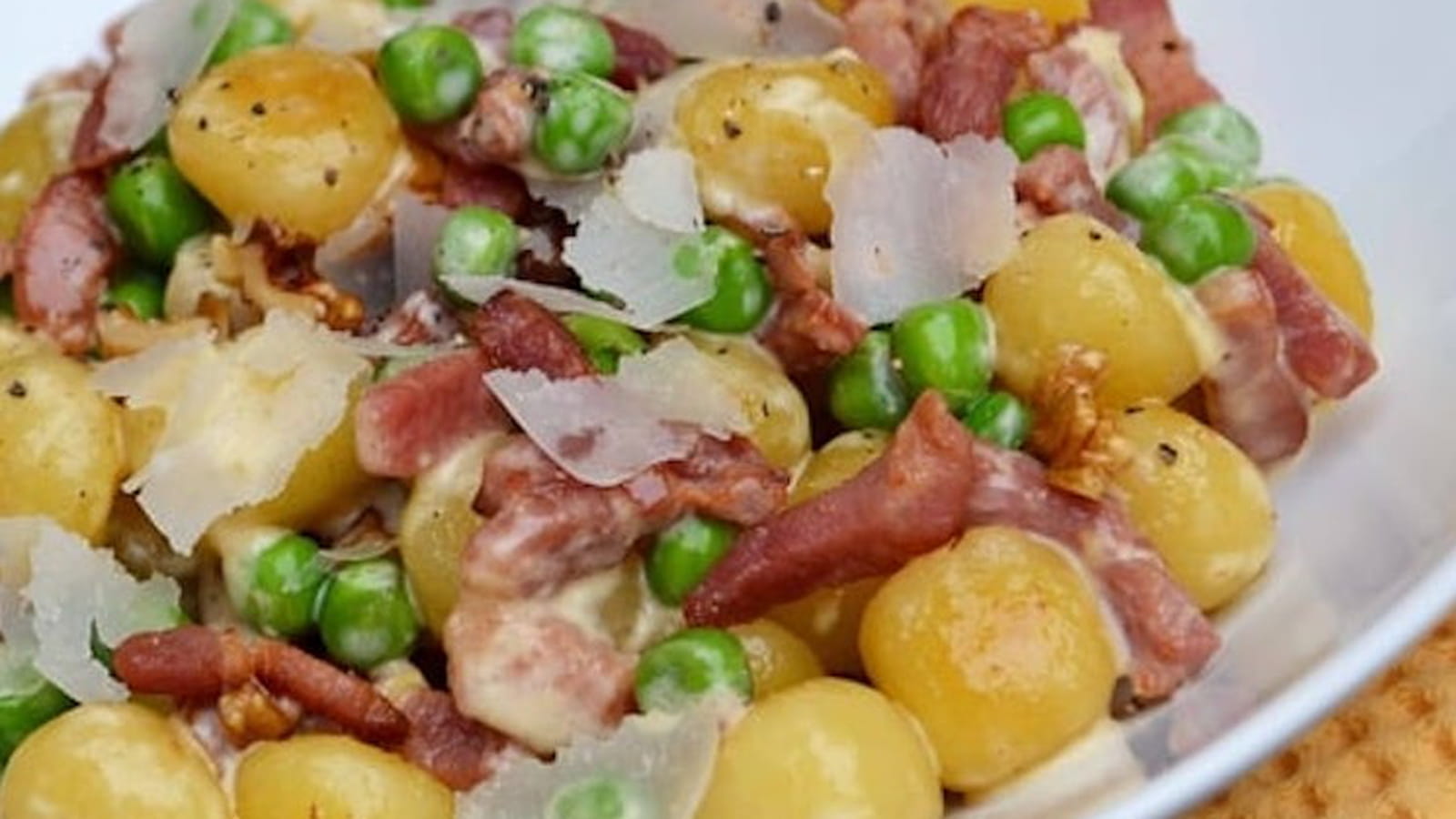 Gnocchis rissolés aux petits pois, lardons fumés et noix