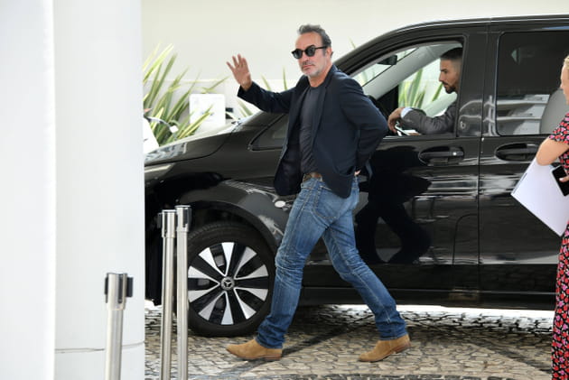 Jean Dujardin sort de son h&ocirc;tel, le 22&nbsp;mai