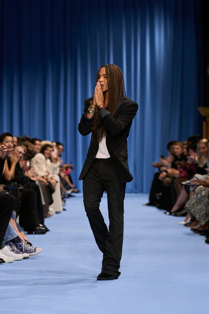 Olivier Rousteing salue &agrave; la fin du d&eacute;fil&eacute; Balmain printemps-&eacute;t&eacute; 2024