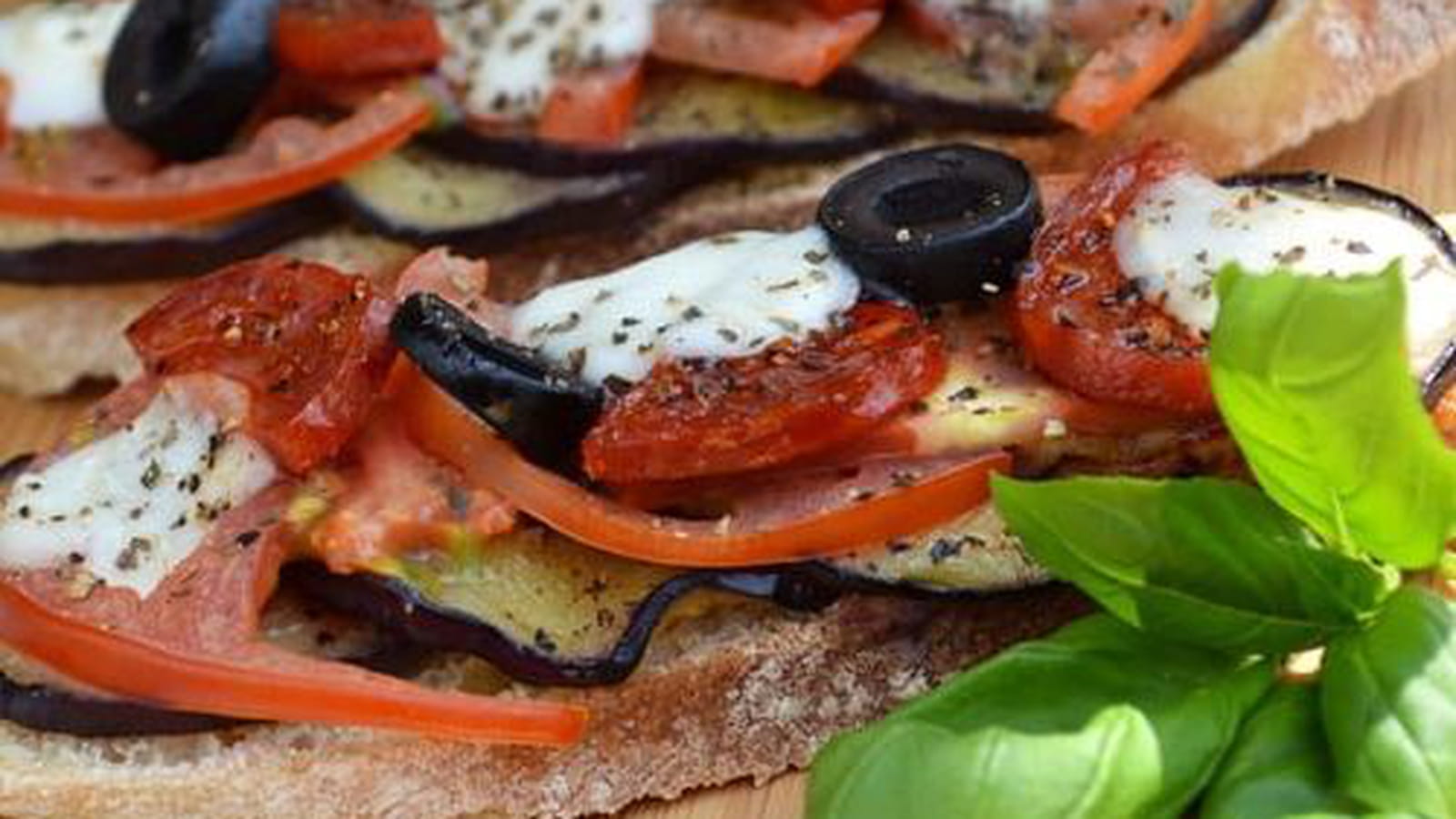 Bruschettas aux aubergines grillées, tomates, chorizo et mozzarella