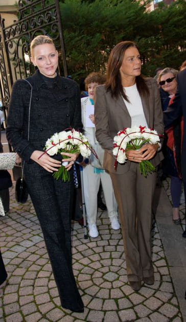 St&eacute;phanie de Monaco en costume gris &eacute;l&eacute;phant et T-shirt blanc