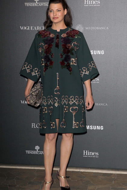 Linda Evangelista en robe boh&egrave;me &eacute;vas&eacute;e