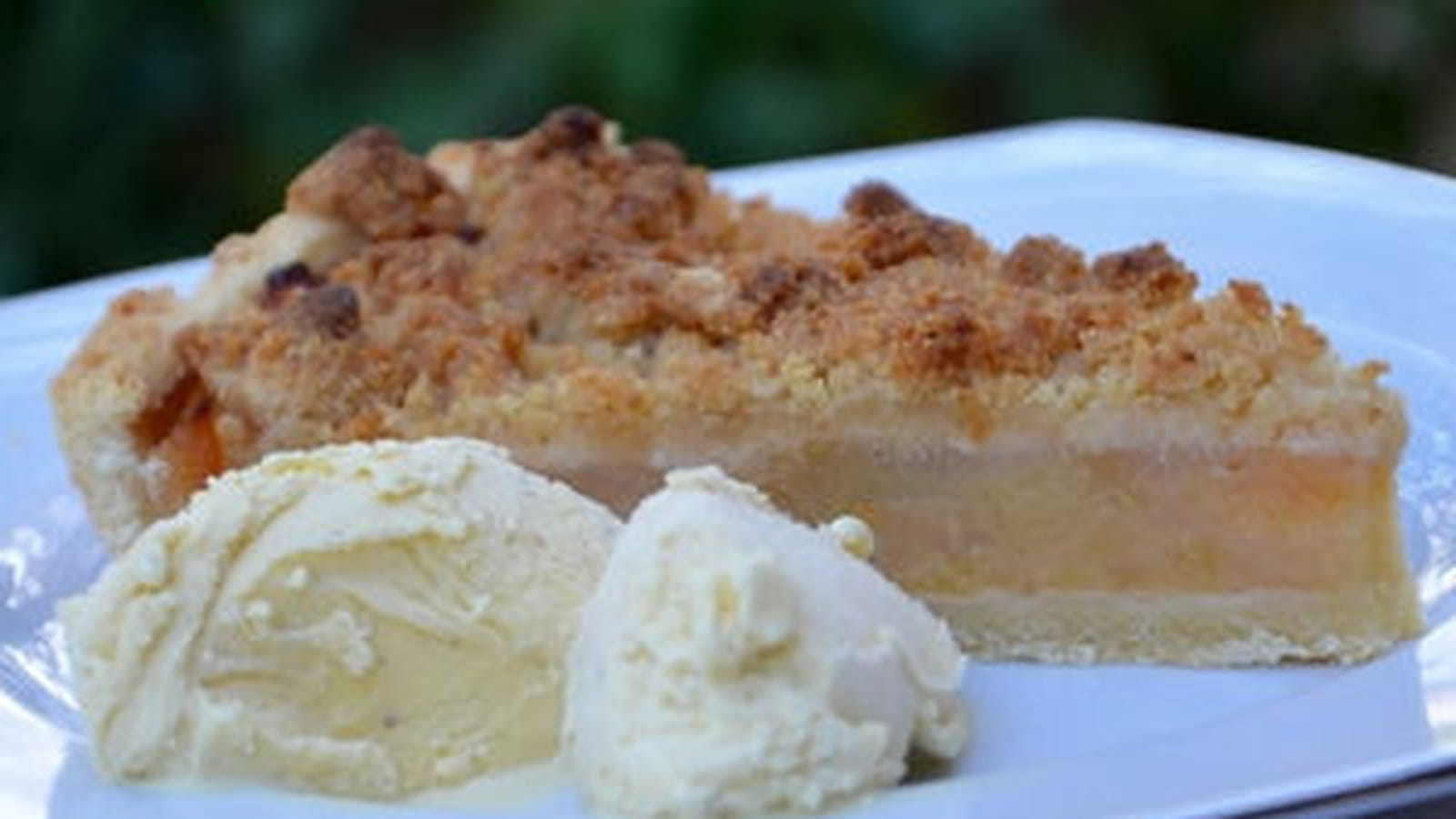 Tarte crumble pommes, coings, noisettes