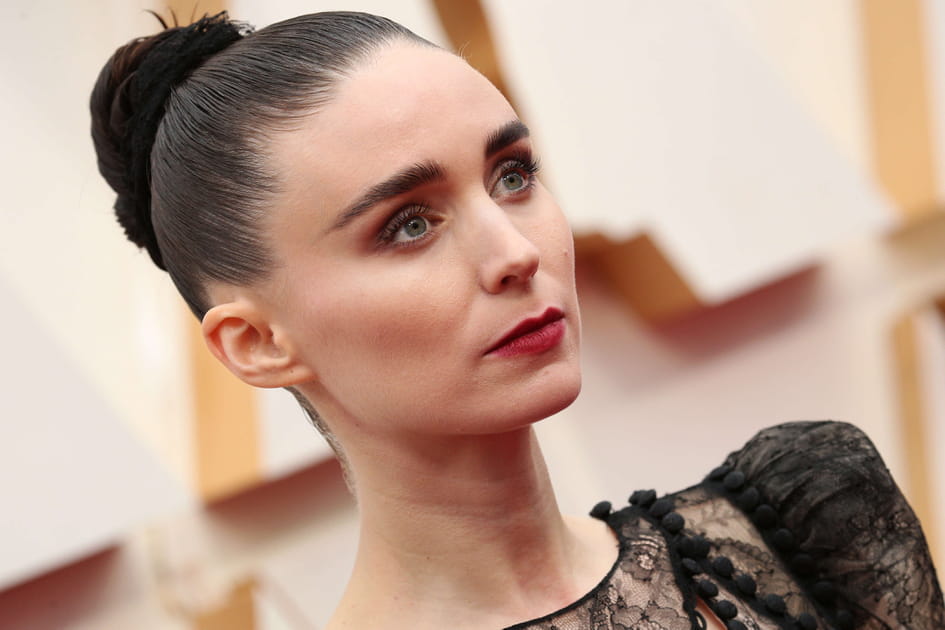 Rooney Mara avec un chouchou noir sur un chignon haut