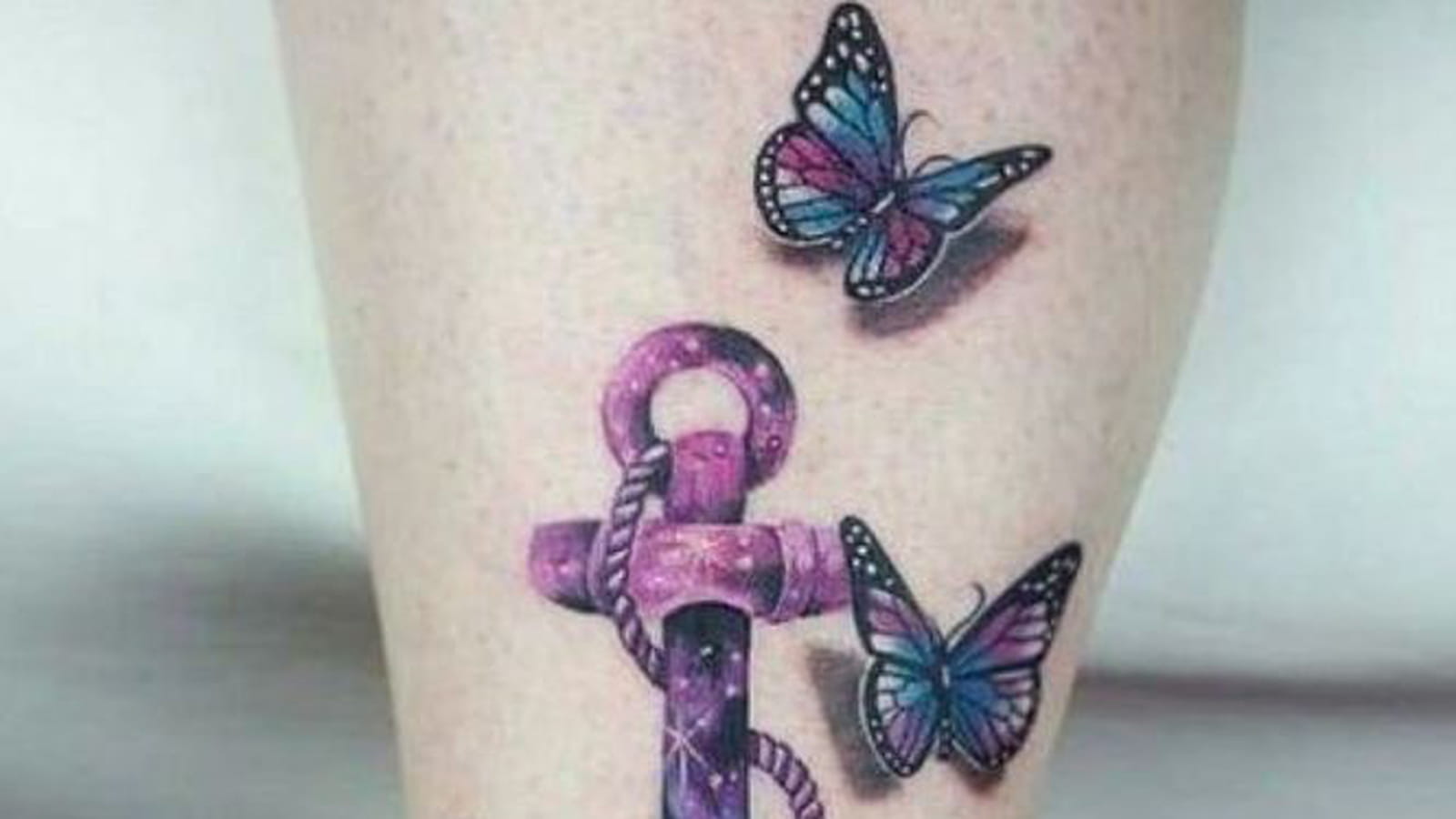 Ancre colorée et papillons sur la jambe