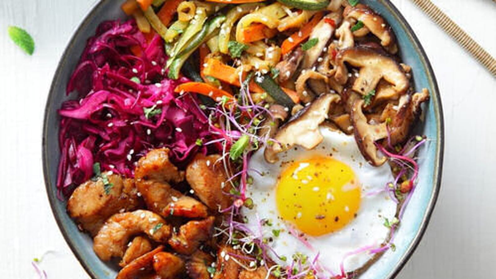 Bibimbap Coréen au poulet fermier et aux oeufs Bio
