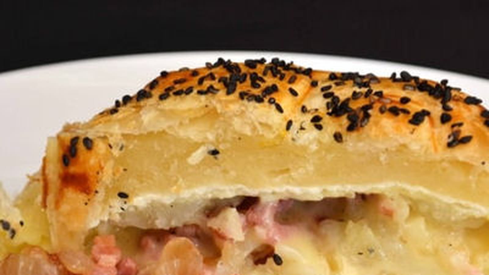 Feuilleté au camembert, pommes de terre, lardons et oignons confits au balsamique